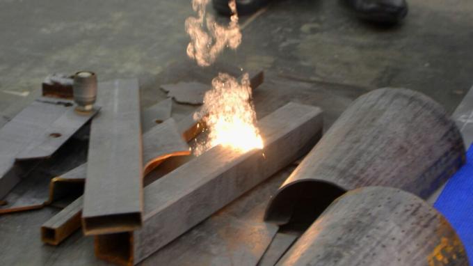 najnowsze wiadomości o firmie Jak usunąć rdzew z żelaza odlewanego za pomocą laserowego czyszczenia 2